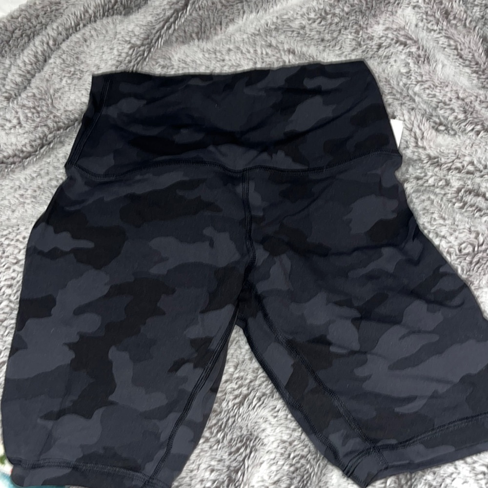 lulu align hr short 8” size 6